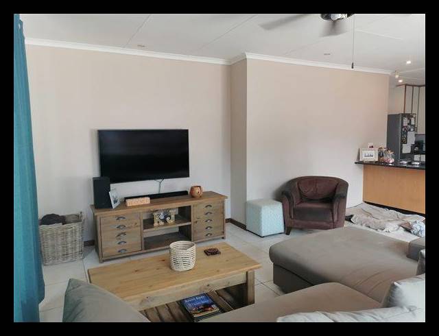 4 BEDROOM HOUSE FOR SALE IN VELD EN VLEI